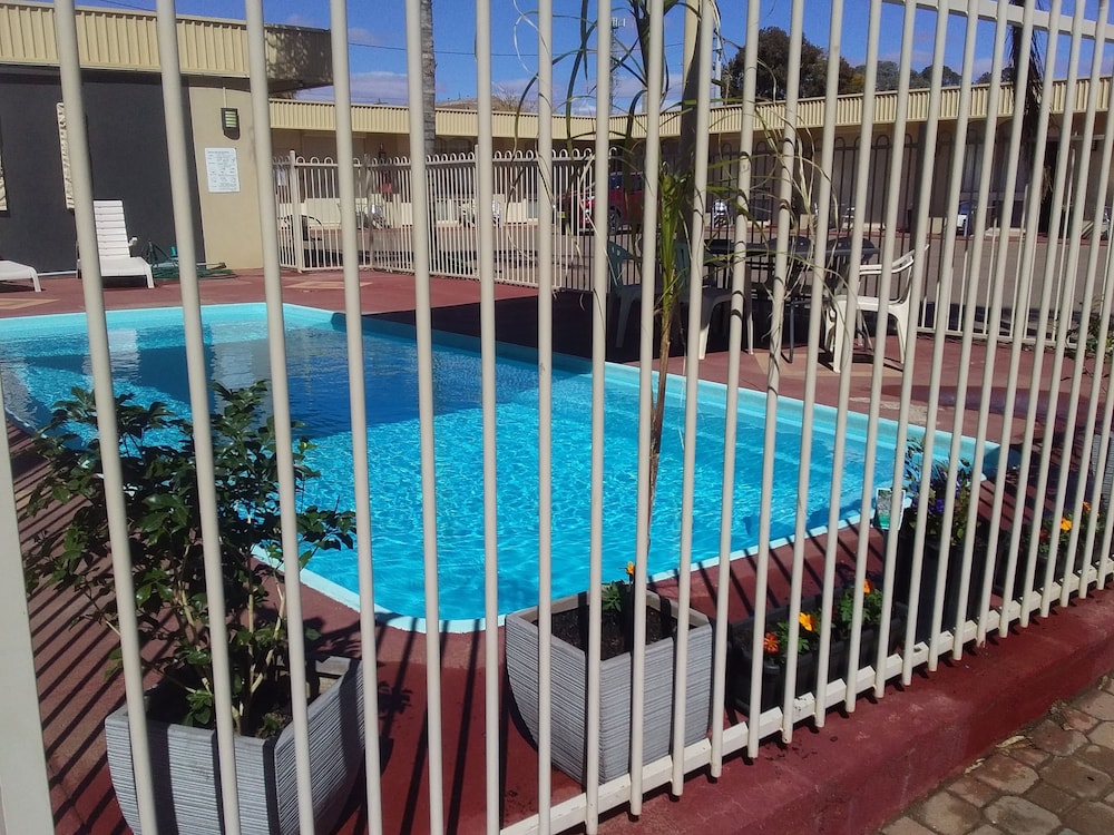 DESERT SAND MOTOR INN 22/25
