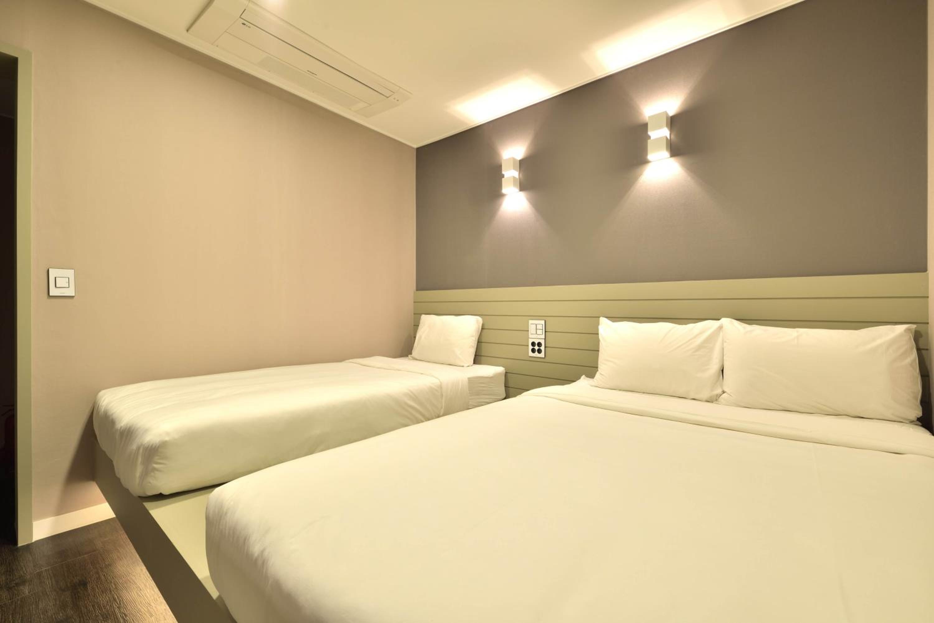 Room, Triple