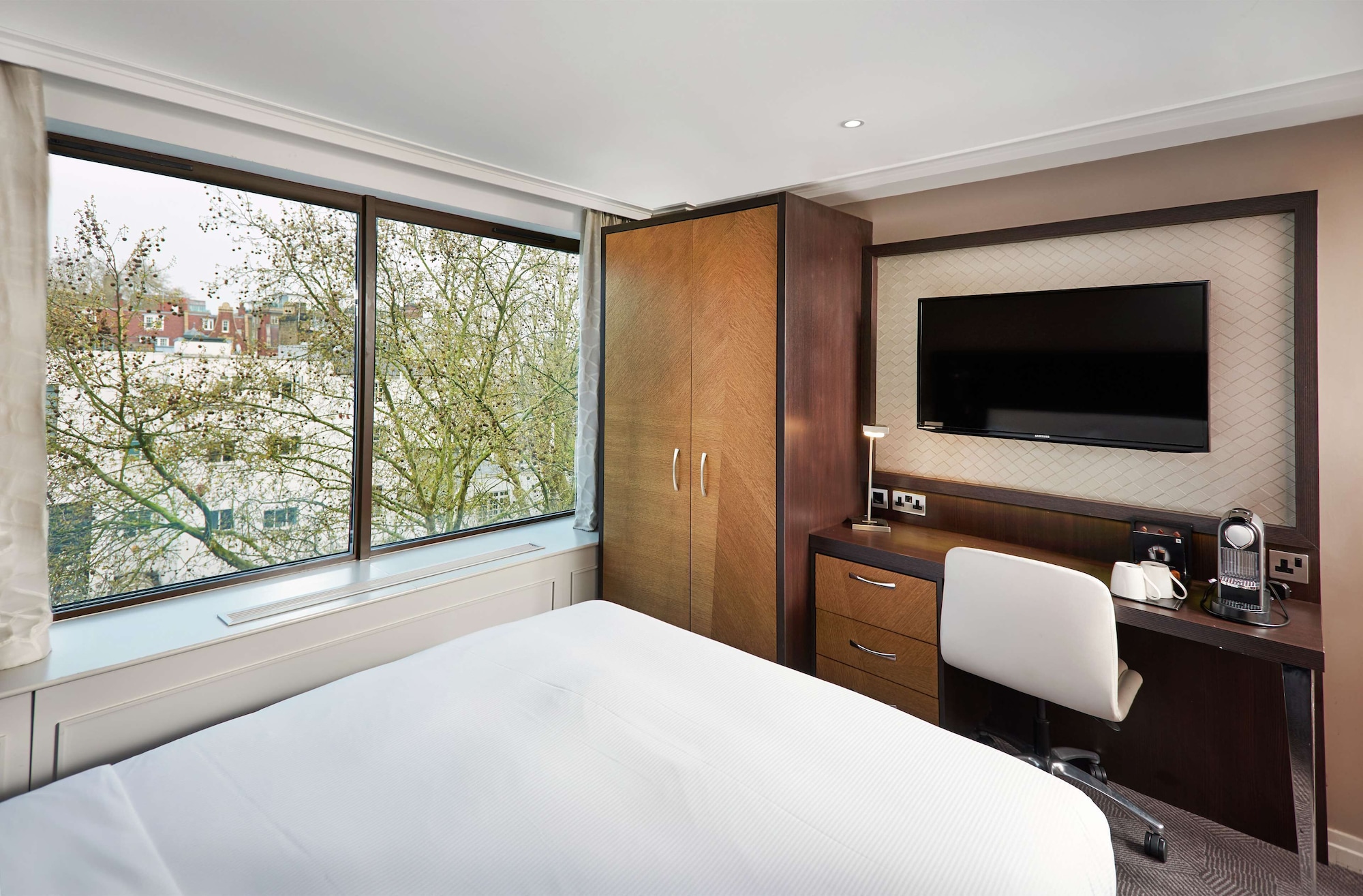 ROOM, QUEEN BED