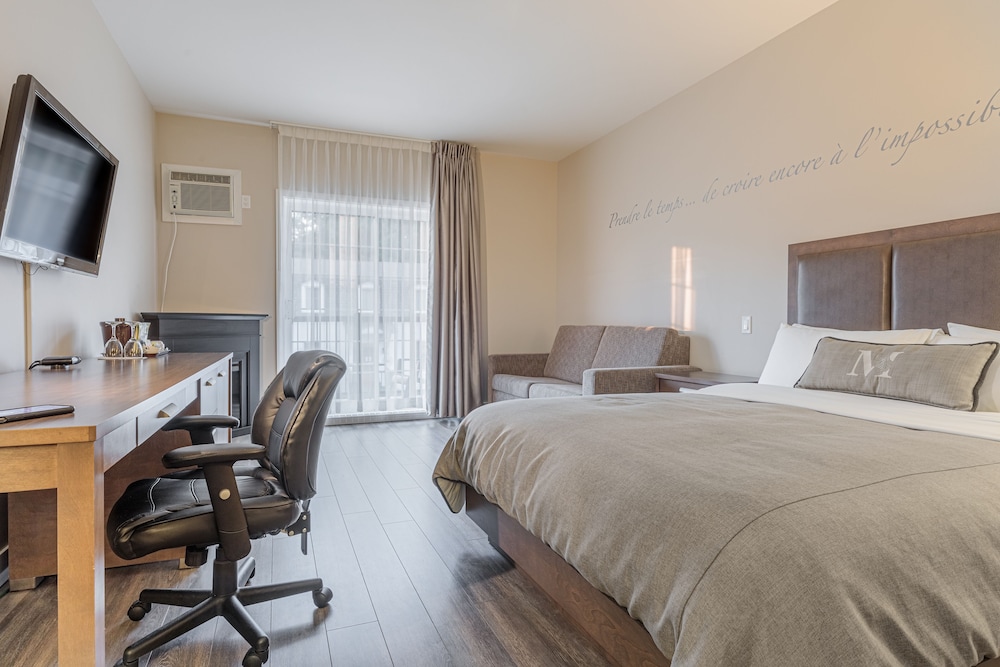 Oasis, Queen Bed, Sofa, Hot Tub, Bathtub