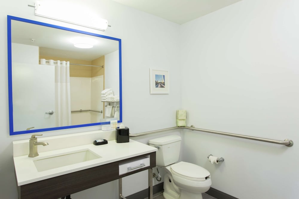 Hampton Inn Suites Ankeny 15/59