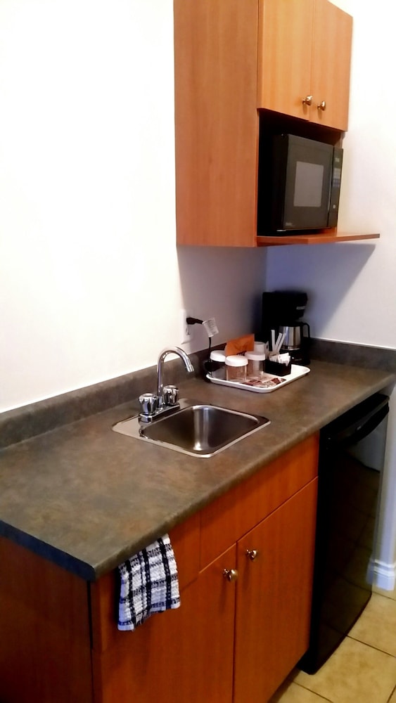 Elk Lake Inn Suites Victoria 63/81