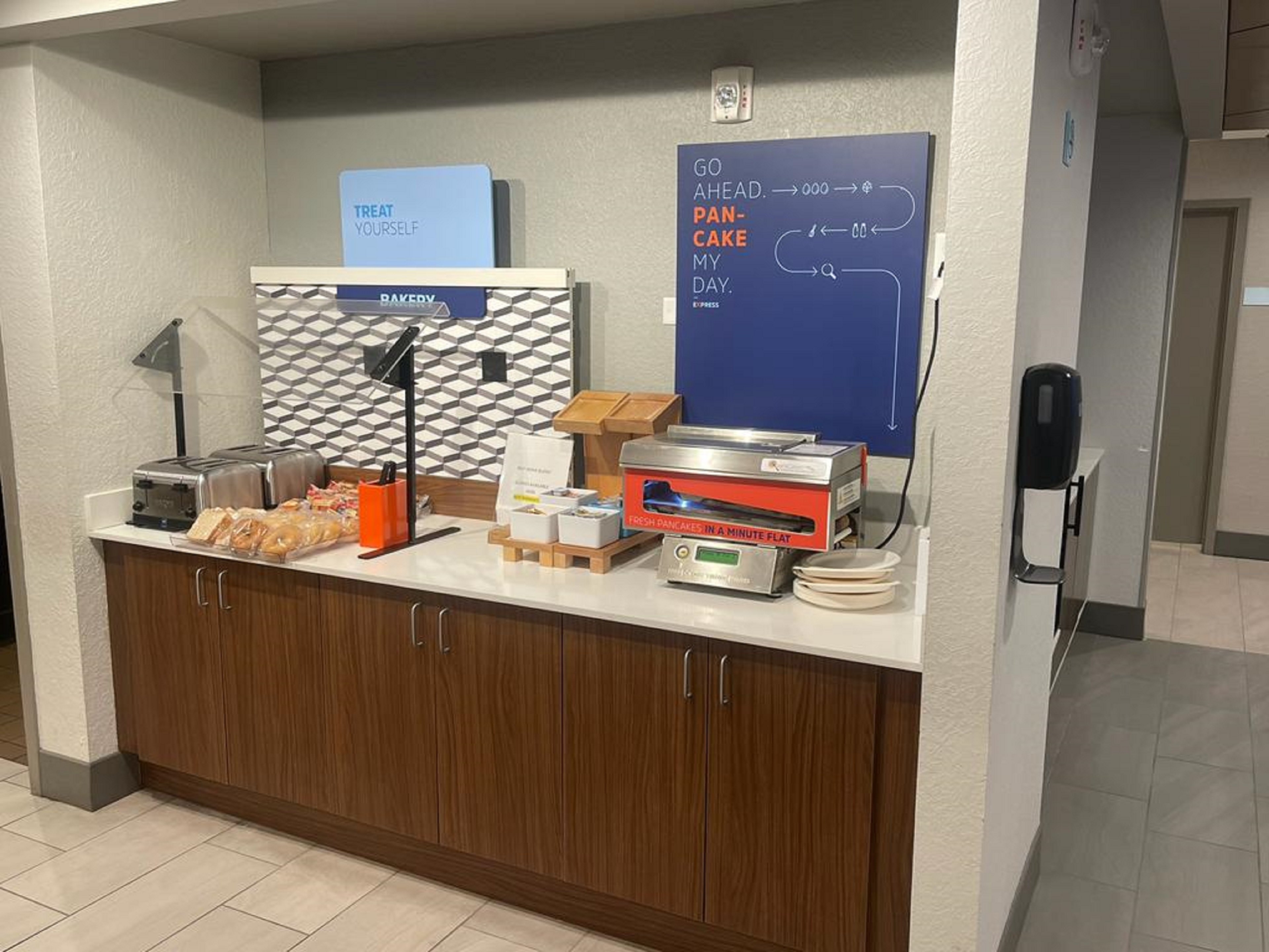 Holiday Inn Express Hotel Suites Ft Lauderdale N Exec Airport 14/76