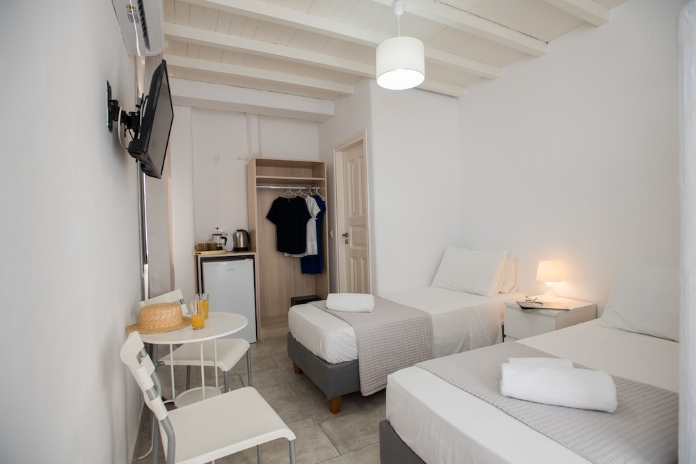 ROOM, TWIN BEDS