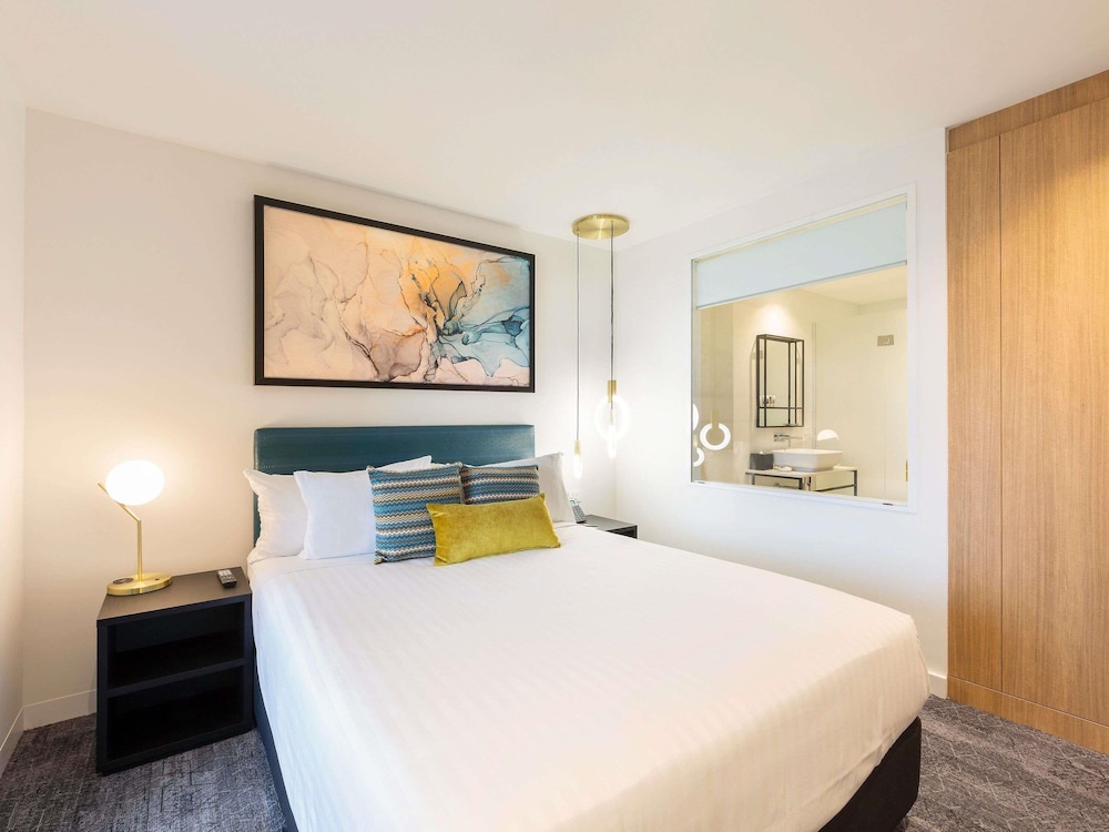 1 BEDROOM, APARTMENT, QUEEN BED, KITCHENETTE