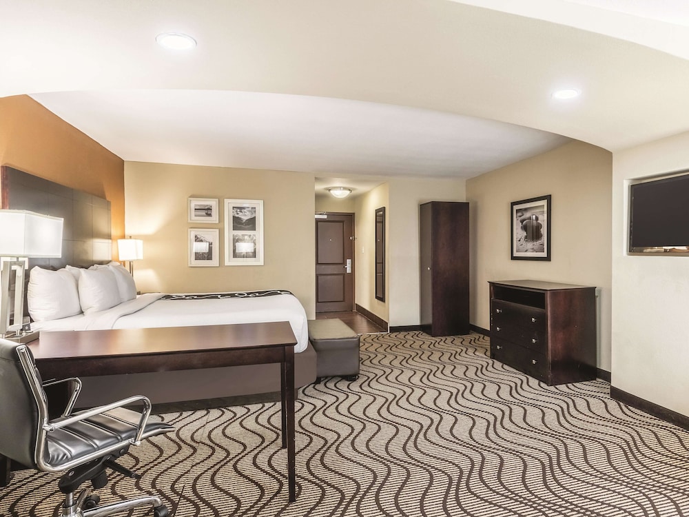La Quinta Inn & Suites by Wyndham Knoxville Papermill 18/45