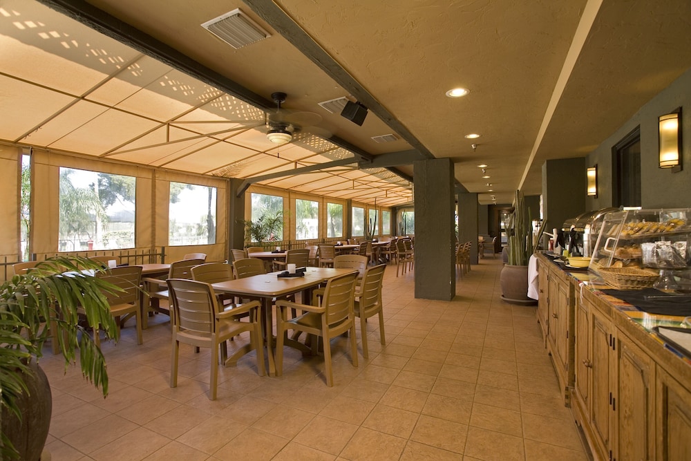 Ramada by Wyndham Tucson 48/63