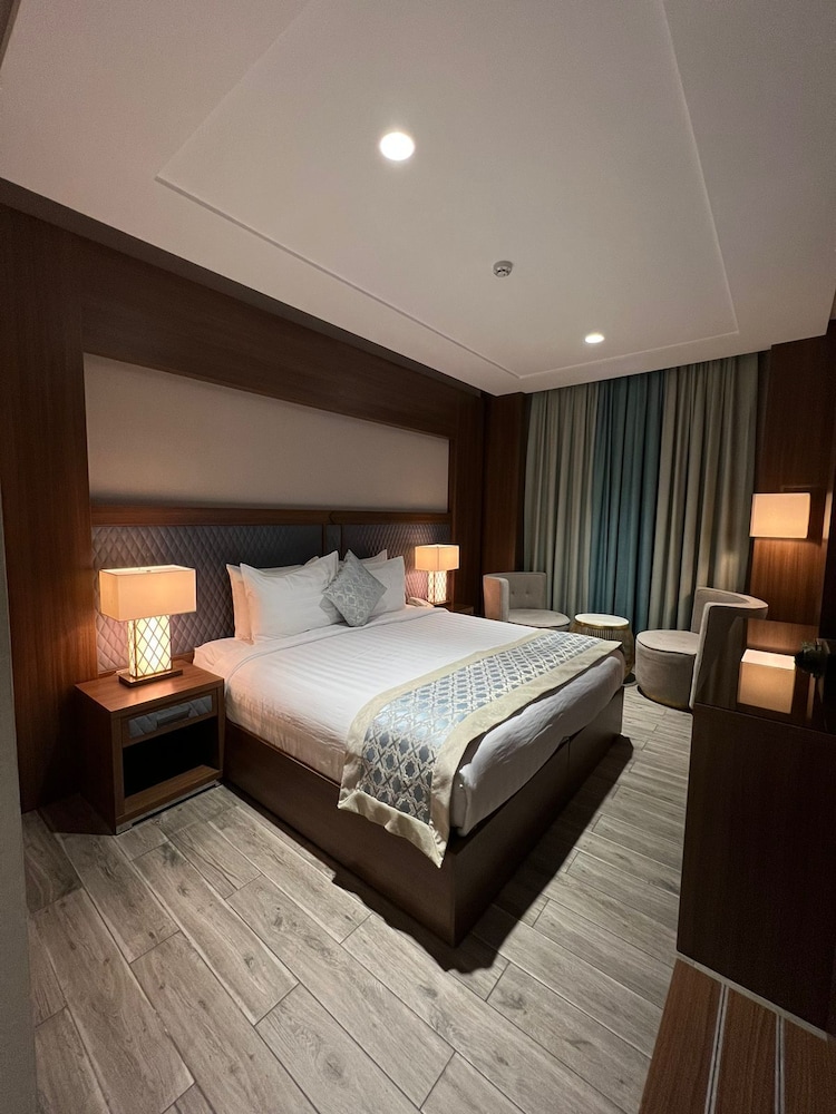 2 BEDROOMS, SUITE, LIVING AREA