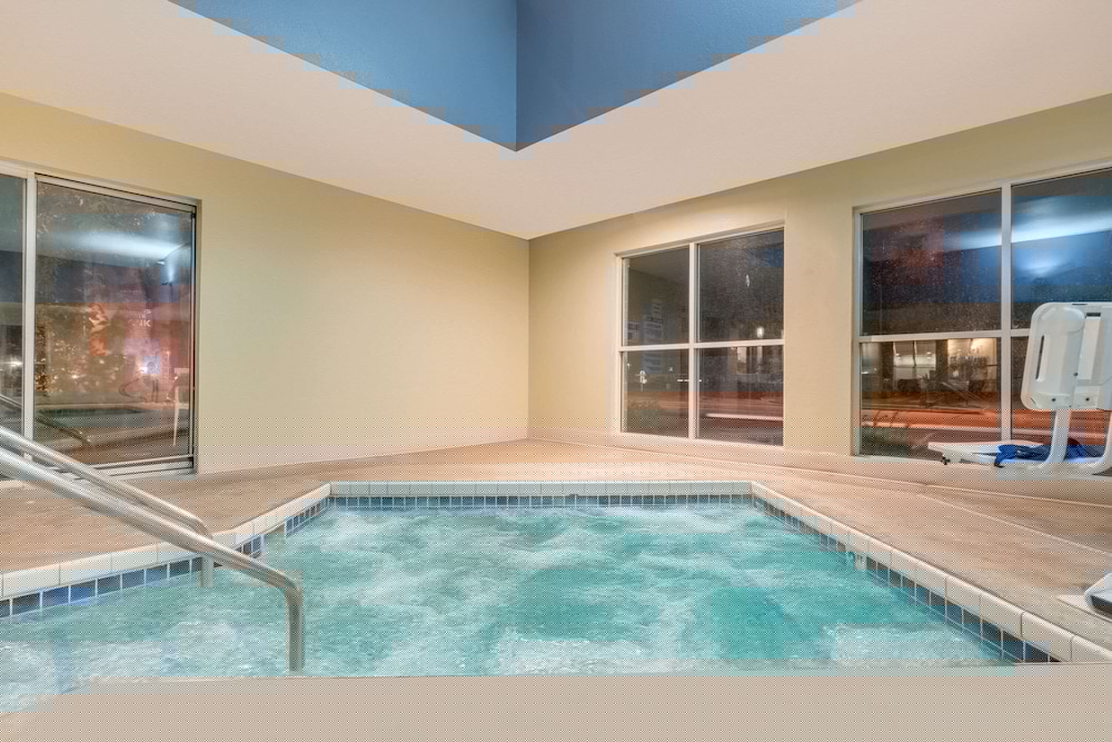 Super 8 By Wyndham Menomonie Wi 14/25