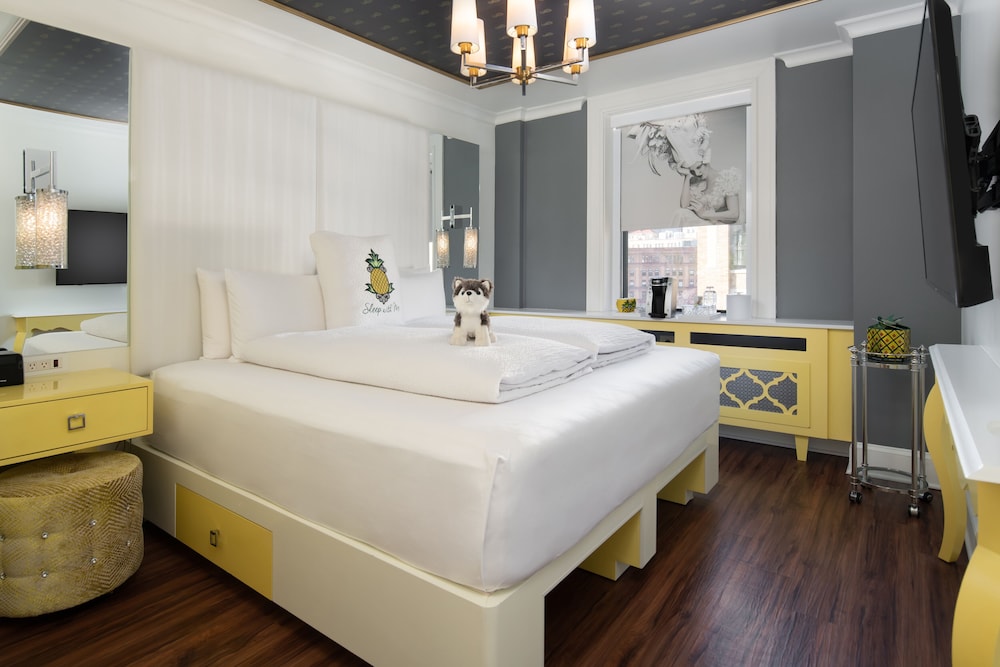 ROOM, KING BED, BACK BAY VIEW