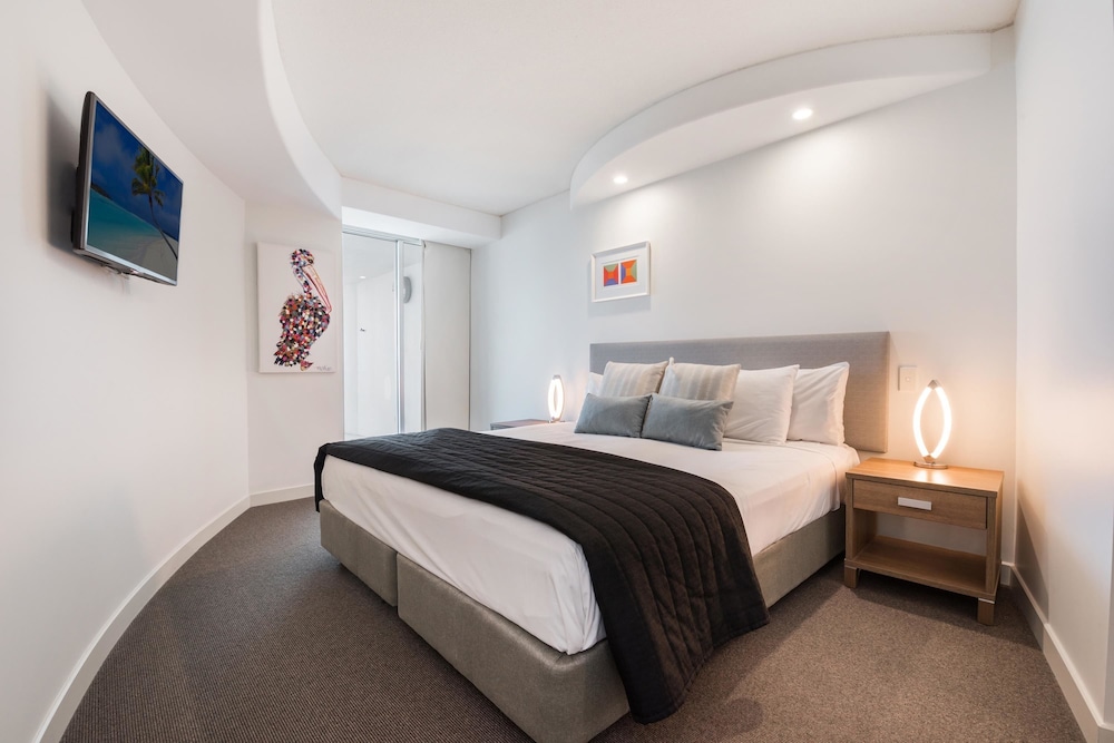 2 BEDROOMS