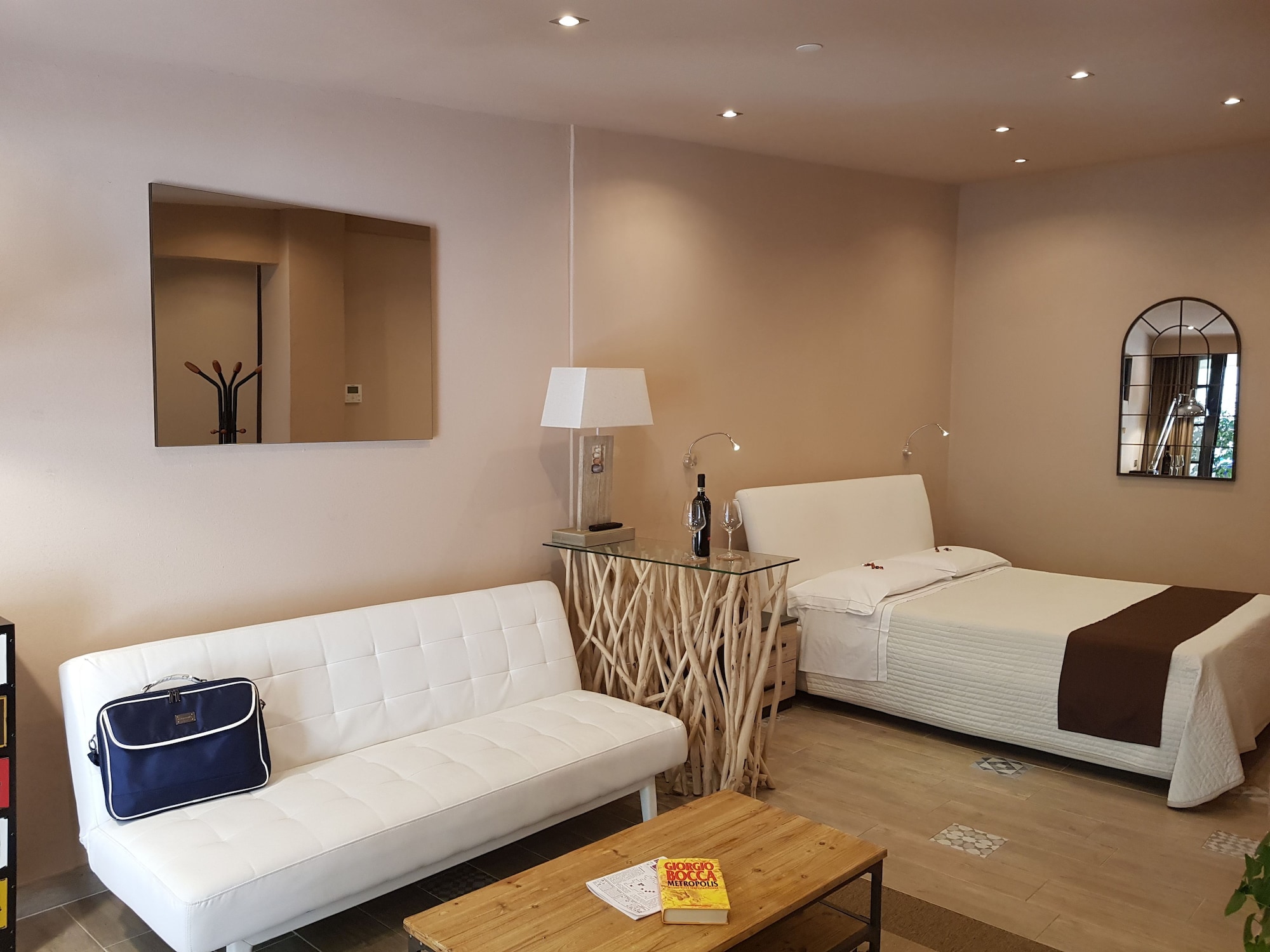 DELUXE, STUDIO, DOUBLE BED