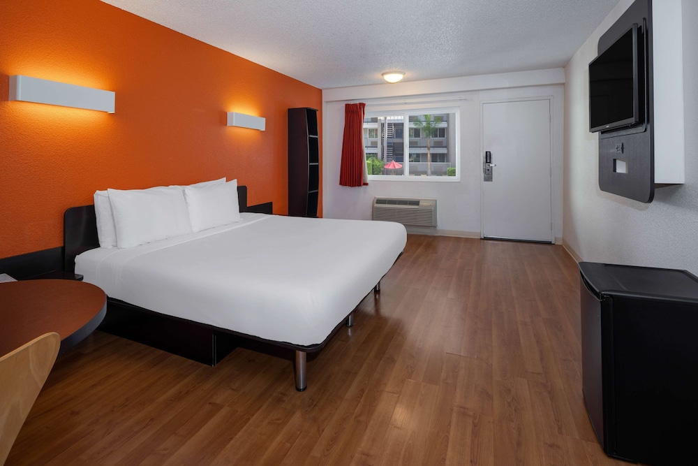 Motel6 Anaheim, CA - Maingate 23/58