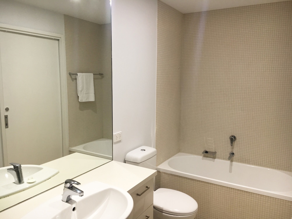 2 Bedrooms, Apartment, King and Queen Bed, Harbour View, 2 Bathrooms، Docklands Private Collection of Apartments - NewQuay 3/3