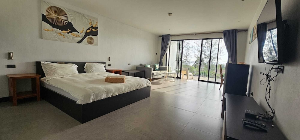 ROOM, POOL ACCESS