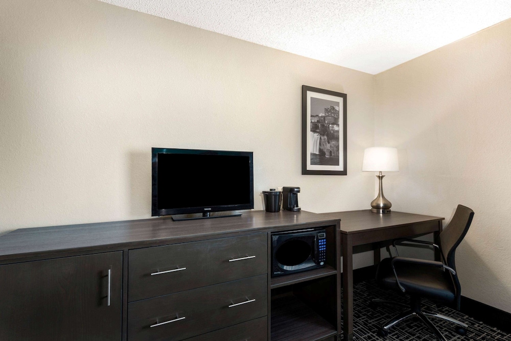 La Quinta Inn & Suites by Wyndham Batavia 37/41