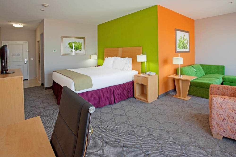 Holiday Inn Express Suites Clute Lake Jackson 22/63
