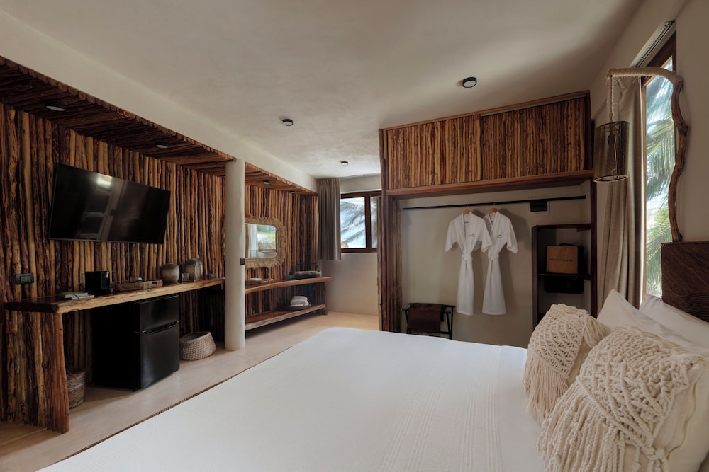 HONEYMOON, KING BED, BEACH SIDE, PARTIAL OCEAN VIEW