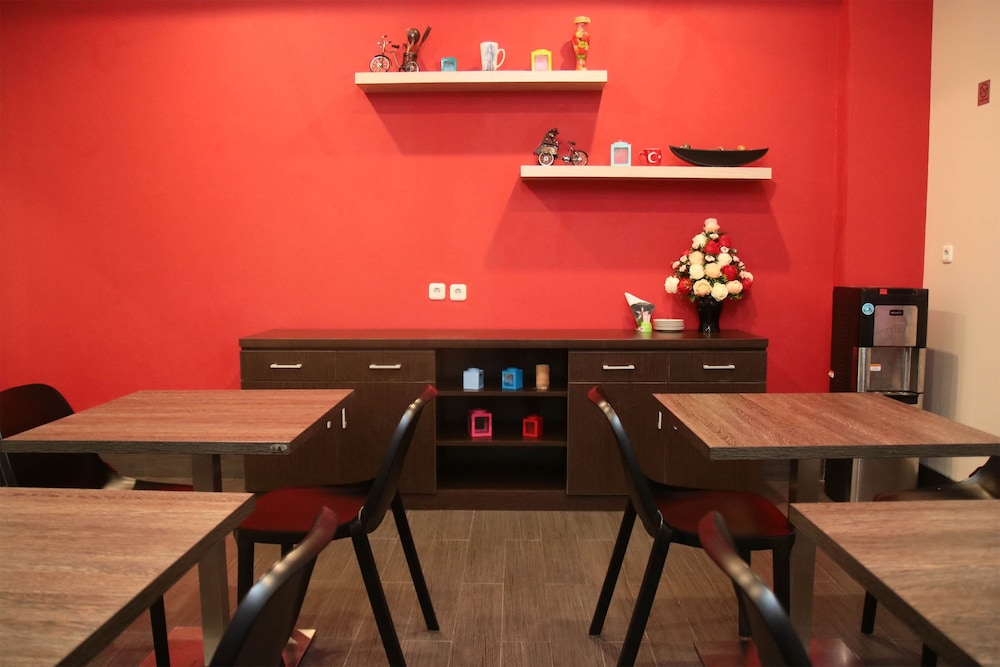 OYO 1006 Azzahra Guest House 12/16