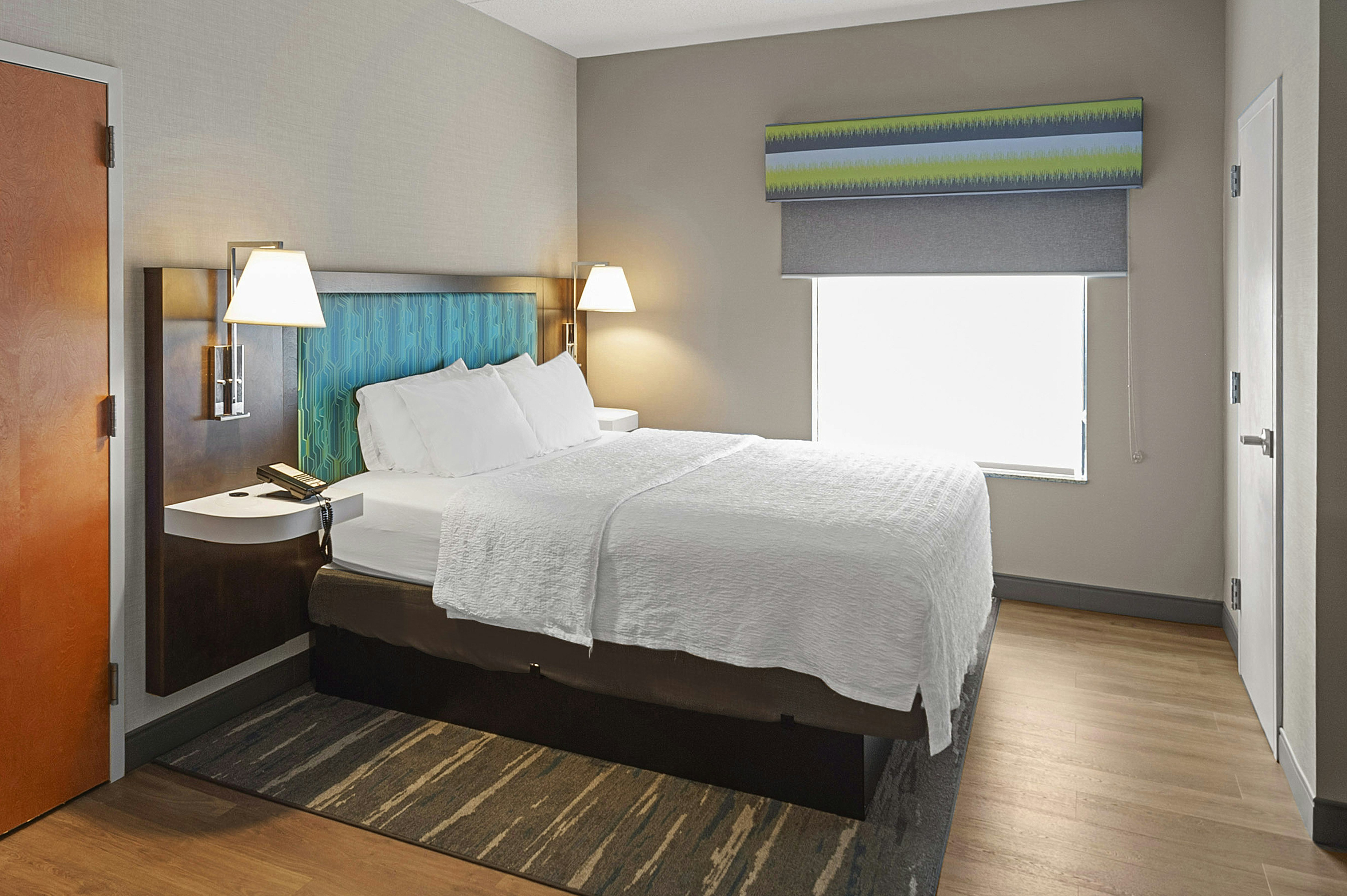 Studio, King Bed, Corner