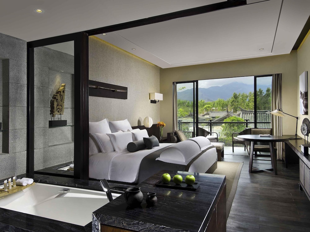 DELUXE, KING BED
