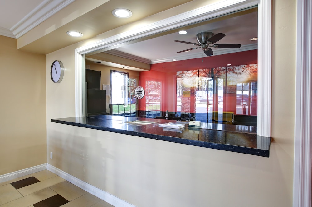 Ontario Inn & Suites 4/50
