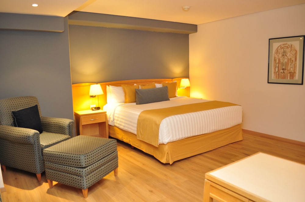 ROOM, KING BED