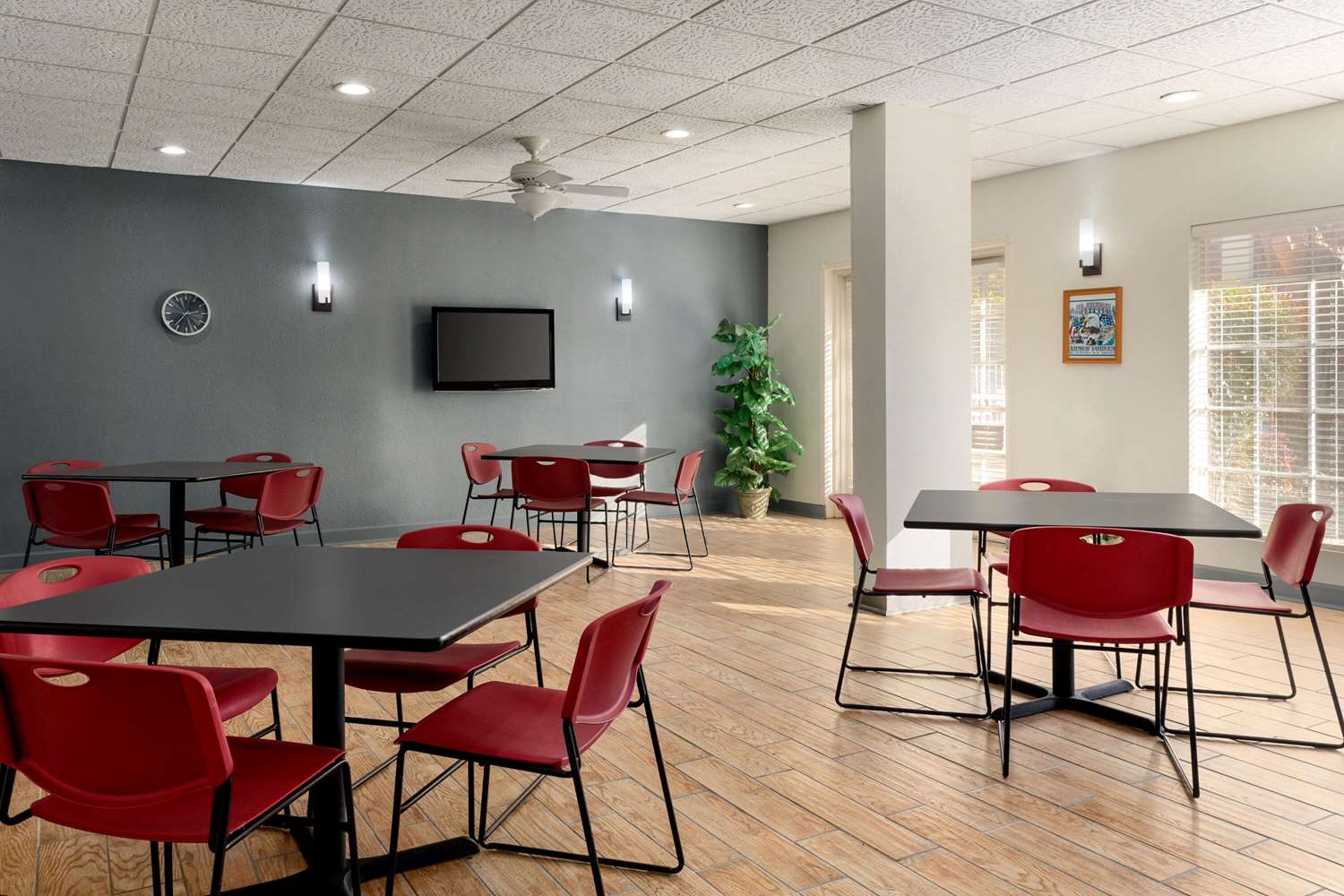 Days Inn by Wyndham Lawton 41/47