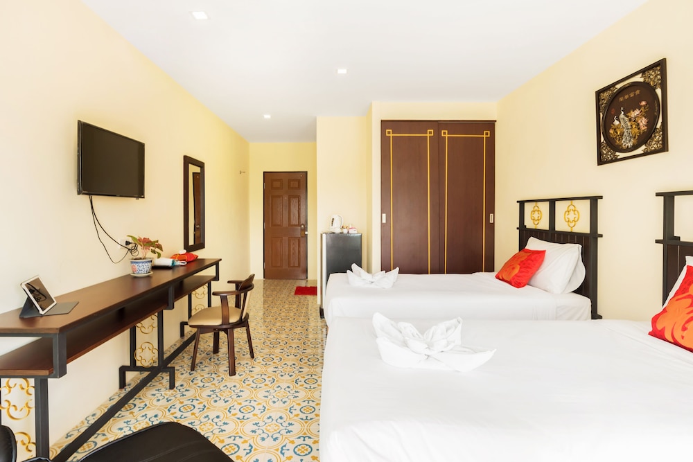 DELUXE, TWIN BEDS, CITY VIEW