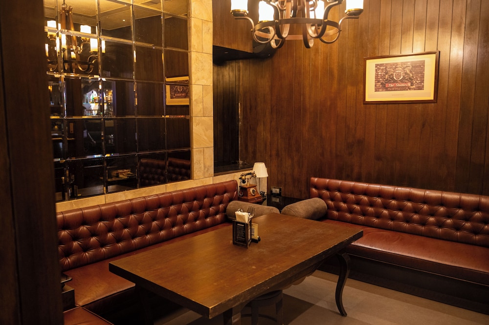 Peninsula Redpine Mumbai 50/58