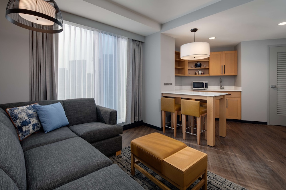 Hyatt Place Boston Seaport District 24/47