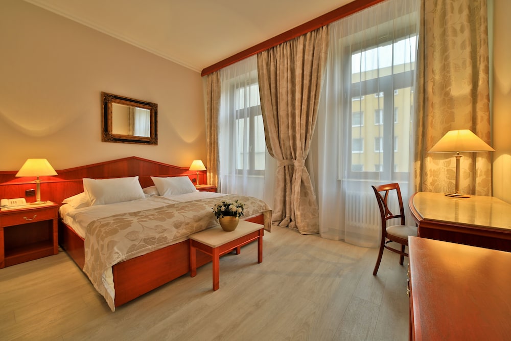 Carlton Hotel 10/51