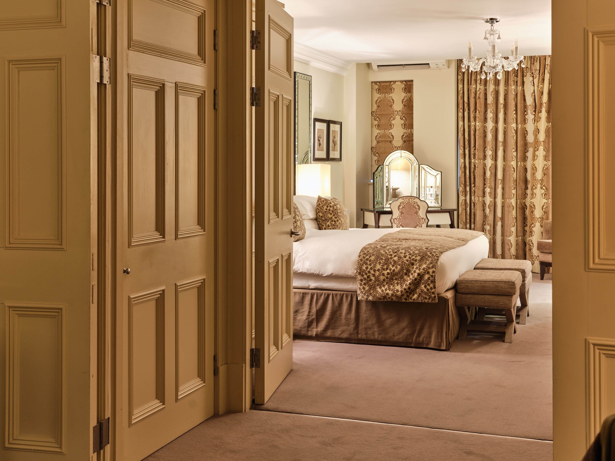 1 Bedroom, Semi Basement, Apartment, Double Bed, Large, Ground Floor، The Apartments by The Sloane Club 3/8