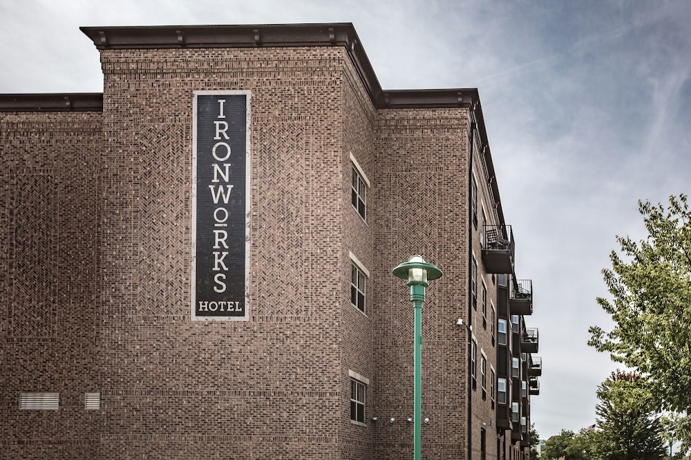 Ironworks Hotel 2/48