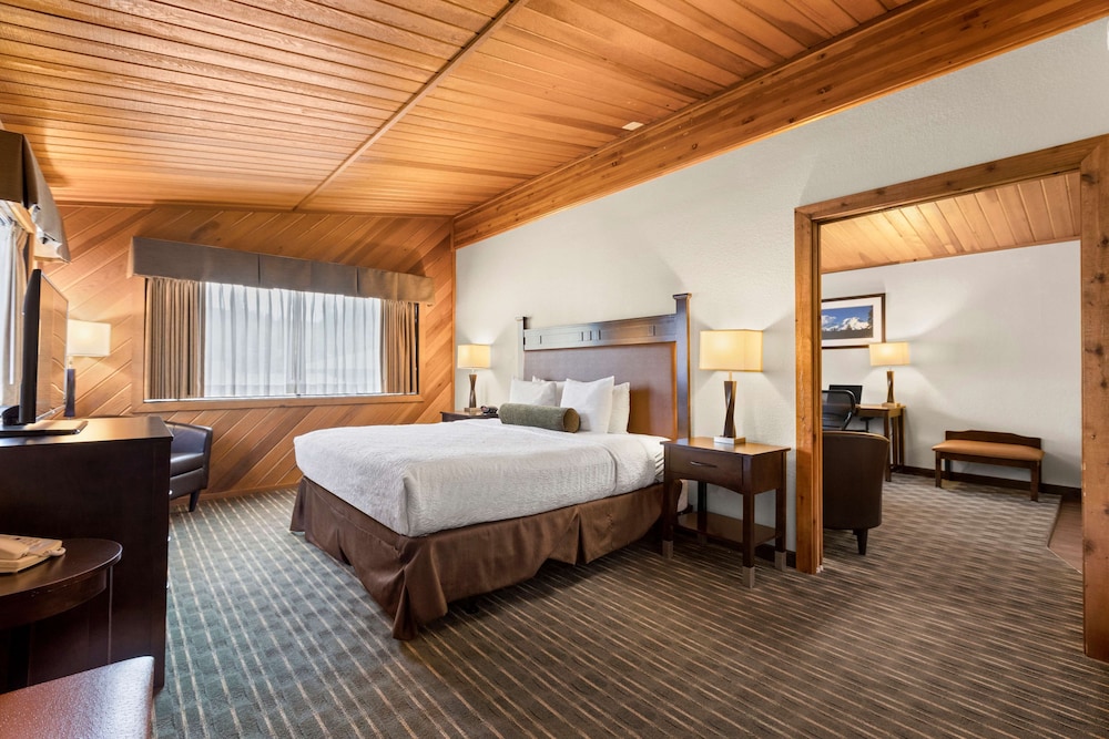 Suite, Multiple Beds, Courtyard View, Patio