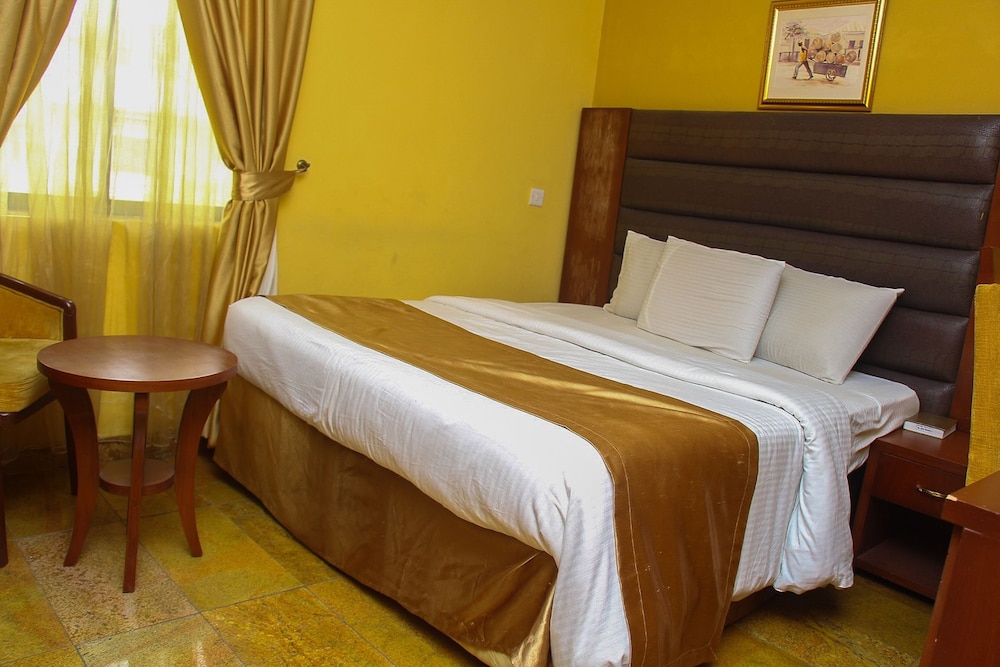 Banex Hotel And Suites 12/50
