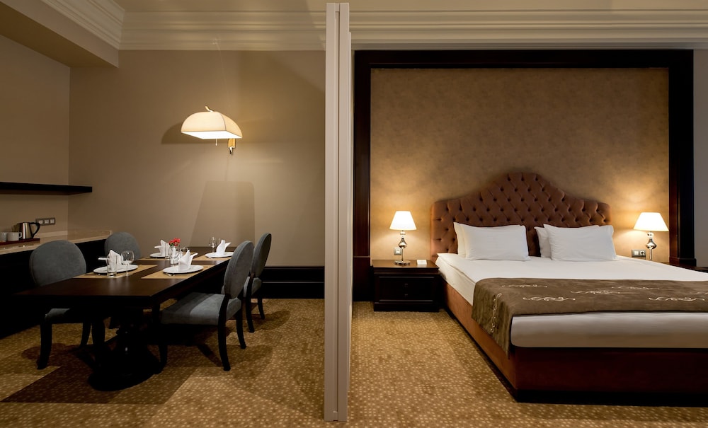 جناح ديلوكس بسرير كينج وسرير فردي بإطلالة على المدينة مع أريكة، Vialand Palace Hotel 2/3