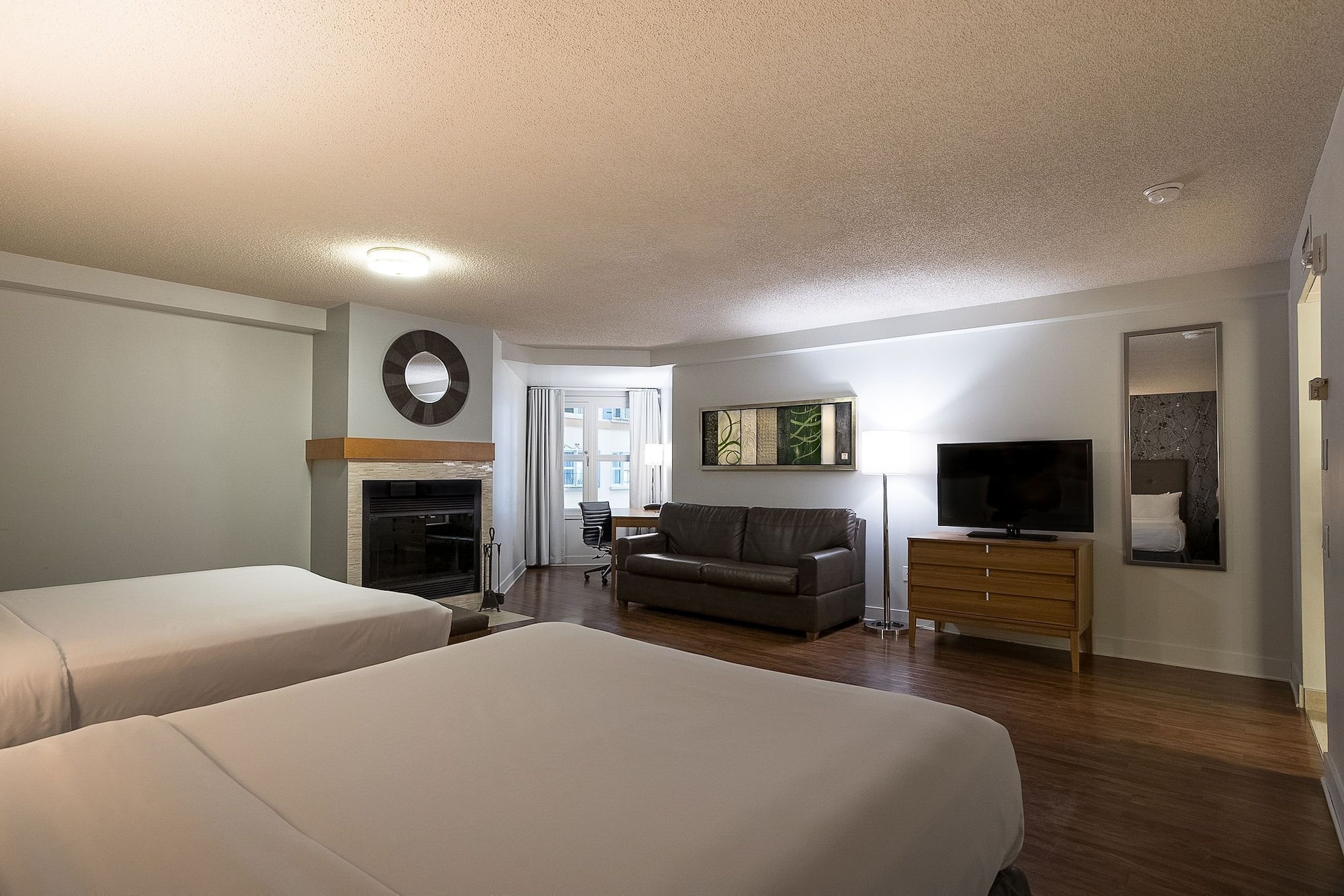 Standard, 2 Queen Beds, Atrium View, Sofa