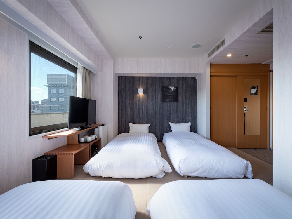ROOM, QUADRUPLE