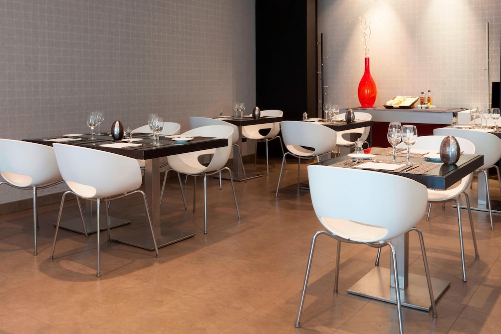 AC Hotel by Marriott Madrid Airport 30/45