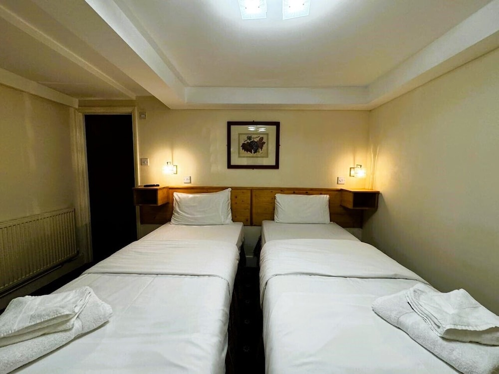 ROOM, TWIN BEDS
