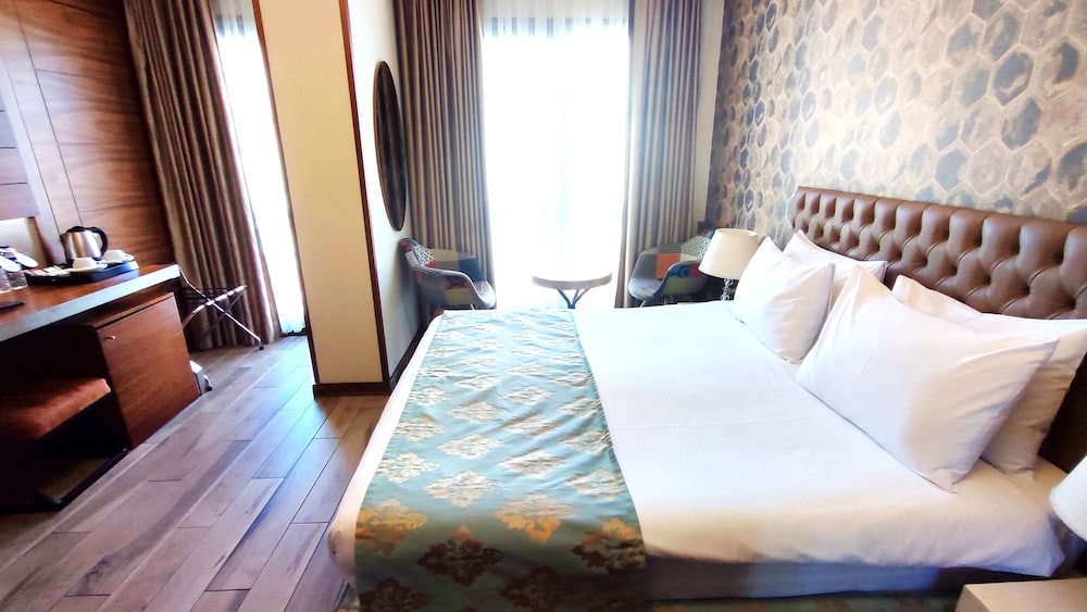 SUPERIOR, DOUBLE OR TWIN BED