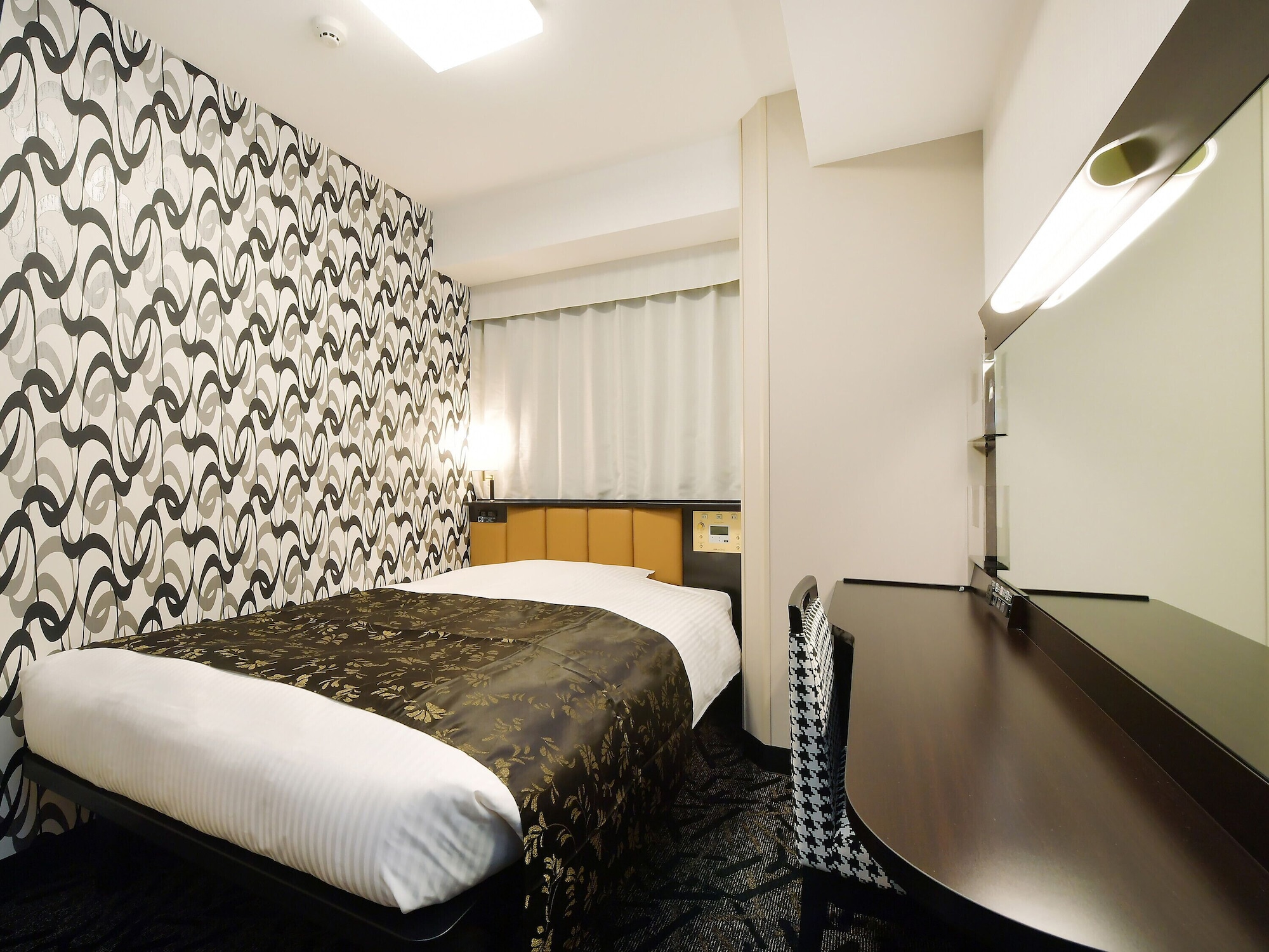 ROOM, SINGLE