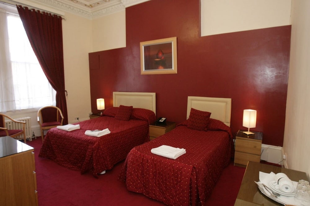 CLIFTON HOTEL 34/43