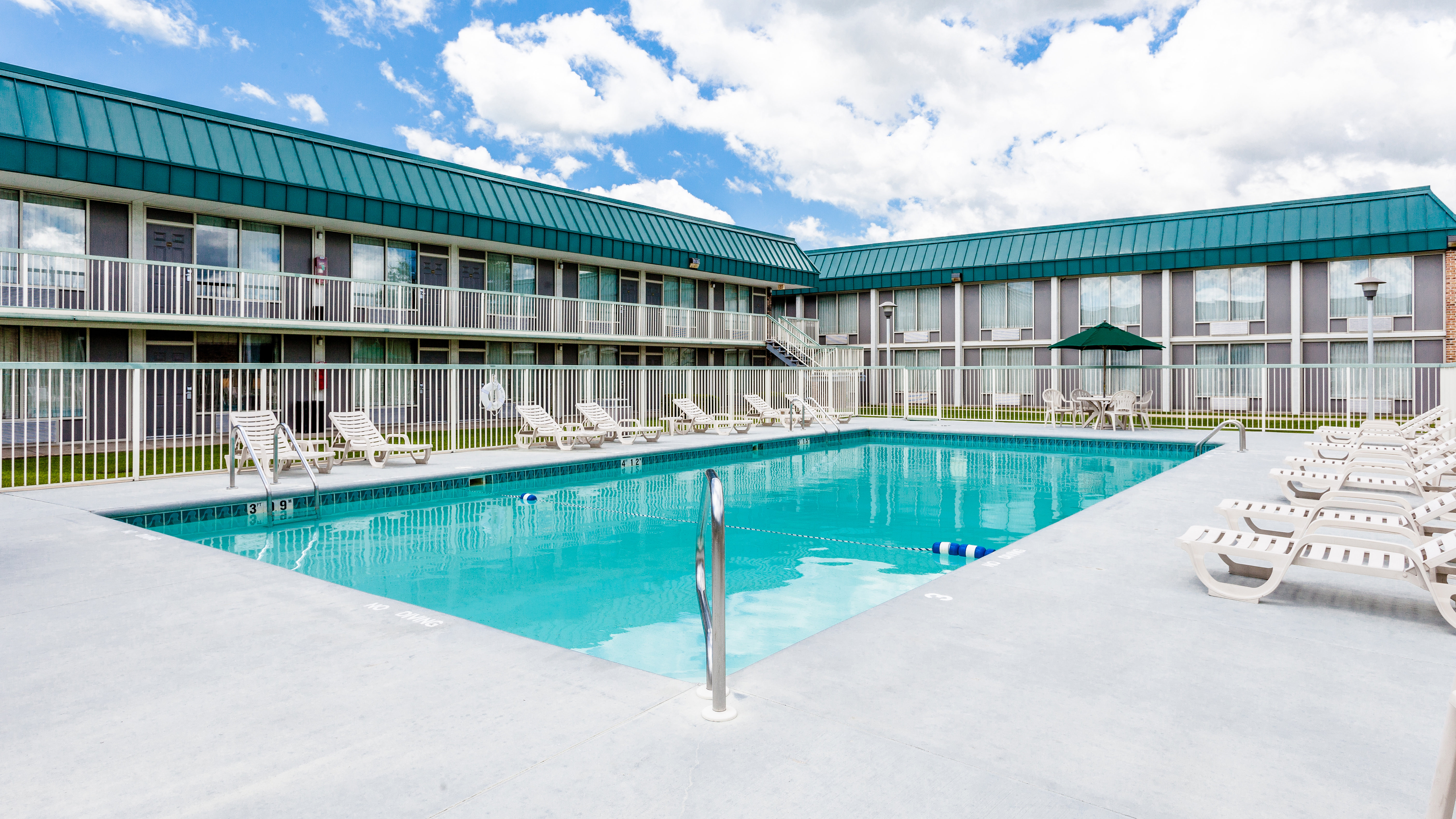 Red Roof Inn & Suites DeKalb 6/40