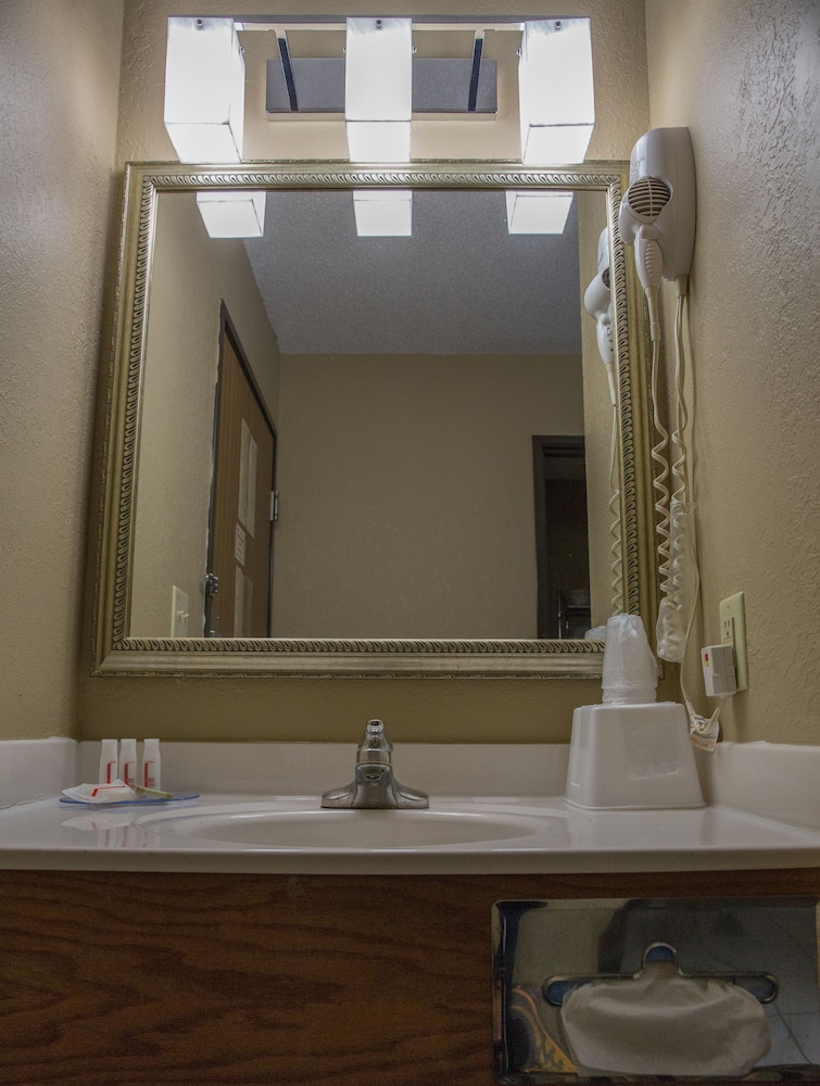 Econo Lodge Canton North 8/15