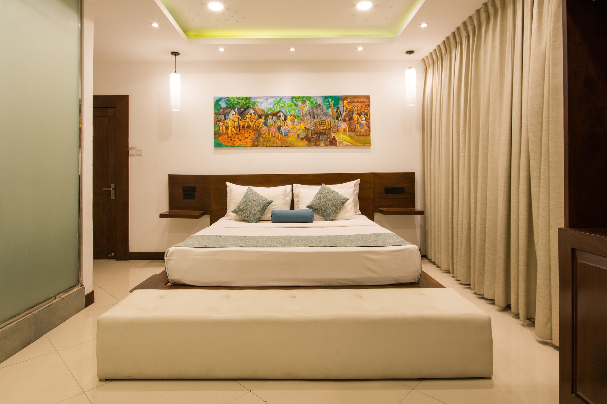 DELUXE, KING BED