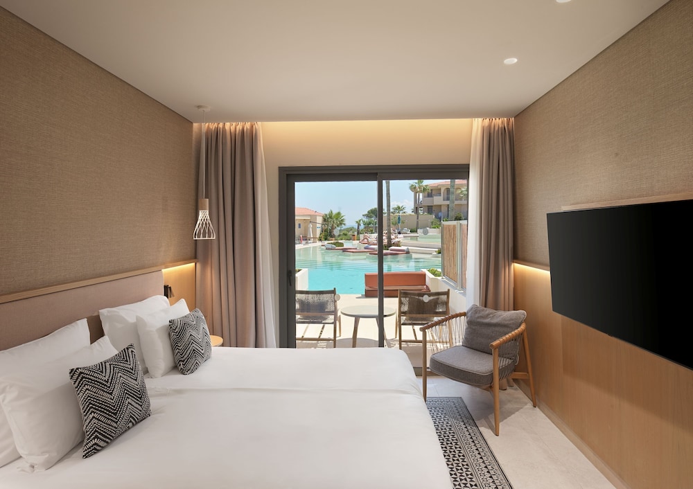 Deluxe, Double Bed, Pool View, Shared Pool