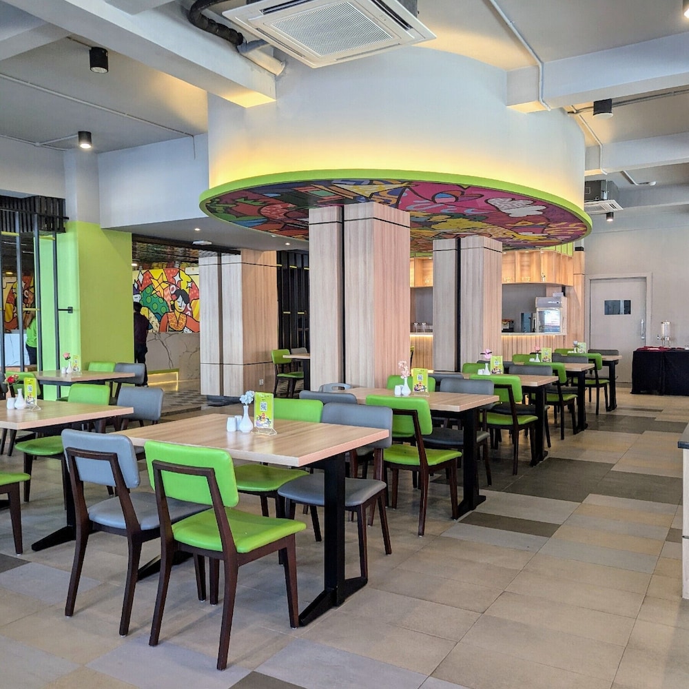 MaxOne Hotel Dumai 54/55