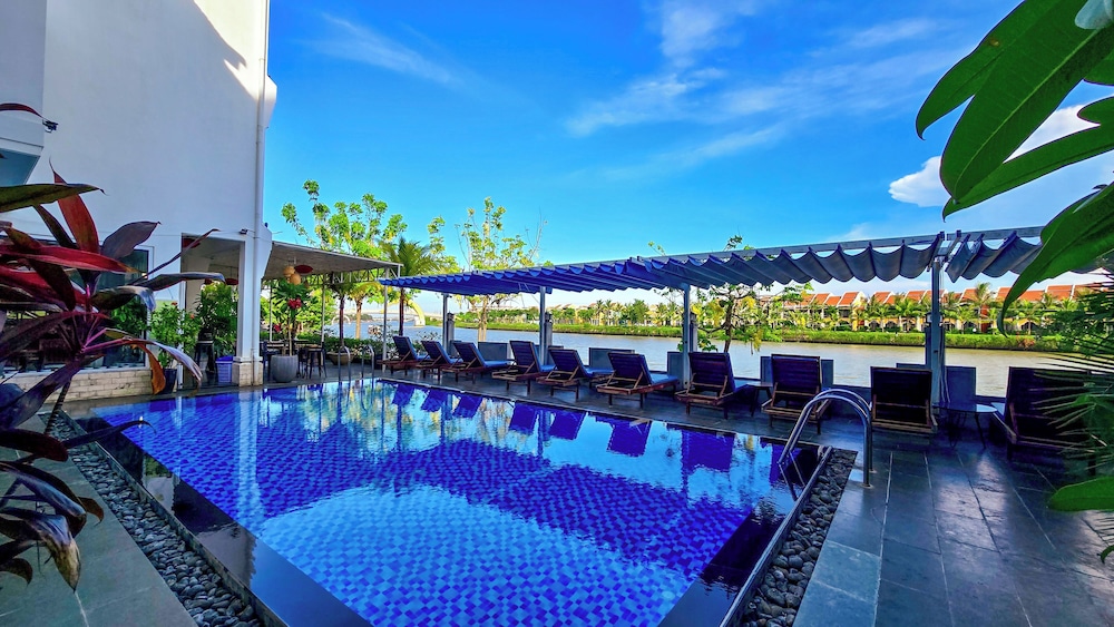 Riverside White House Villa 24/50